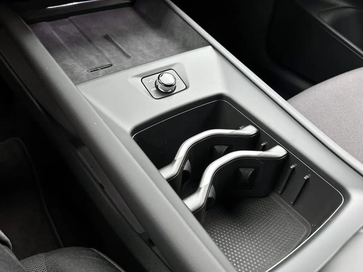 Life 50 kWh 170 PK | Steunhaak | Navigatie | Apple Carplay draadloos | Stoelverwarming | Ruiten getint | 19" Lichtmetalen velgen | Android Auto draadloss | LED verlichting | Camera | Climate