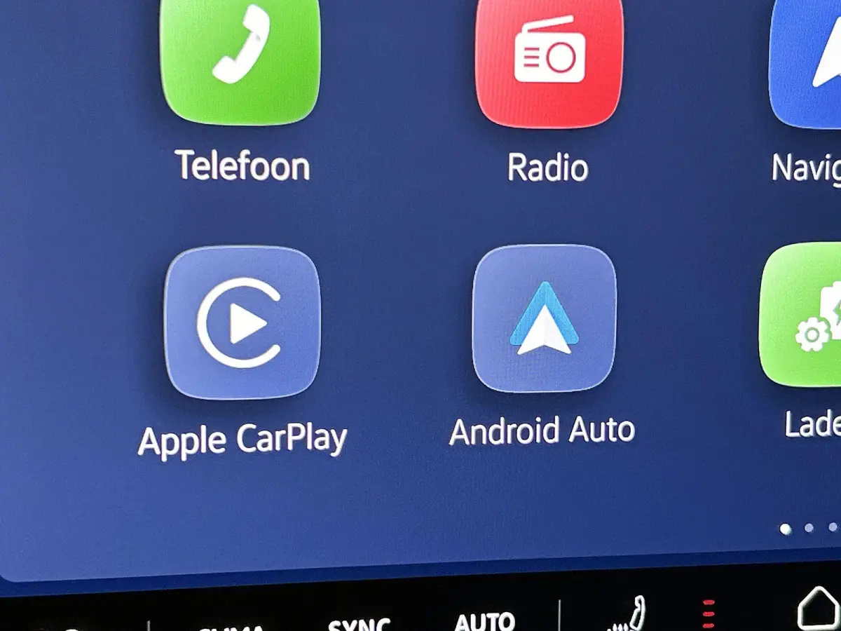 Life 50 kWh 170 PK | Steunhaak | Navigatie | Apple Carplay draadloos | Stoelverwarming | Ruiten getint | 19" Lichtmetalen velgen | Android Auto draadloss | LED verlichting | Camera | Climate