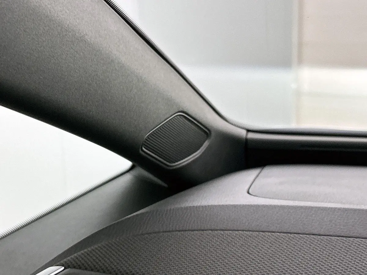 Life 50 kWh 170 PK | Steunhaak | Navigatie | Apple Carplay draadloos | Stoelverwarming | Ruiten getint | 19" Lichtmetalen velgen | Android Auto draadloss | LED verlichting | Camera | Climate