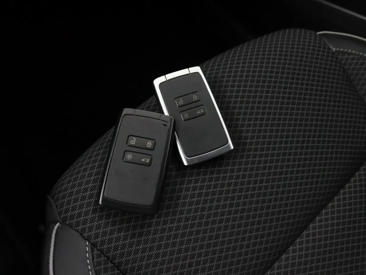 E-TECH Hybrid 145 Intens | Adapt. Cruise | Groot Navi | Parkeercamera |
