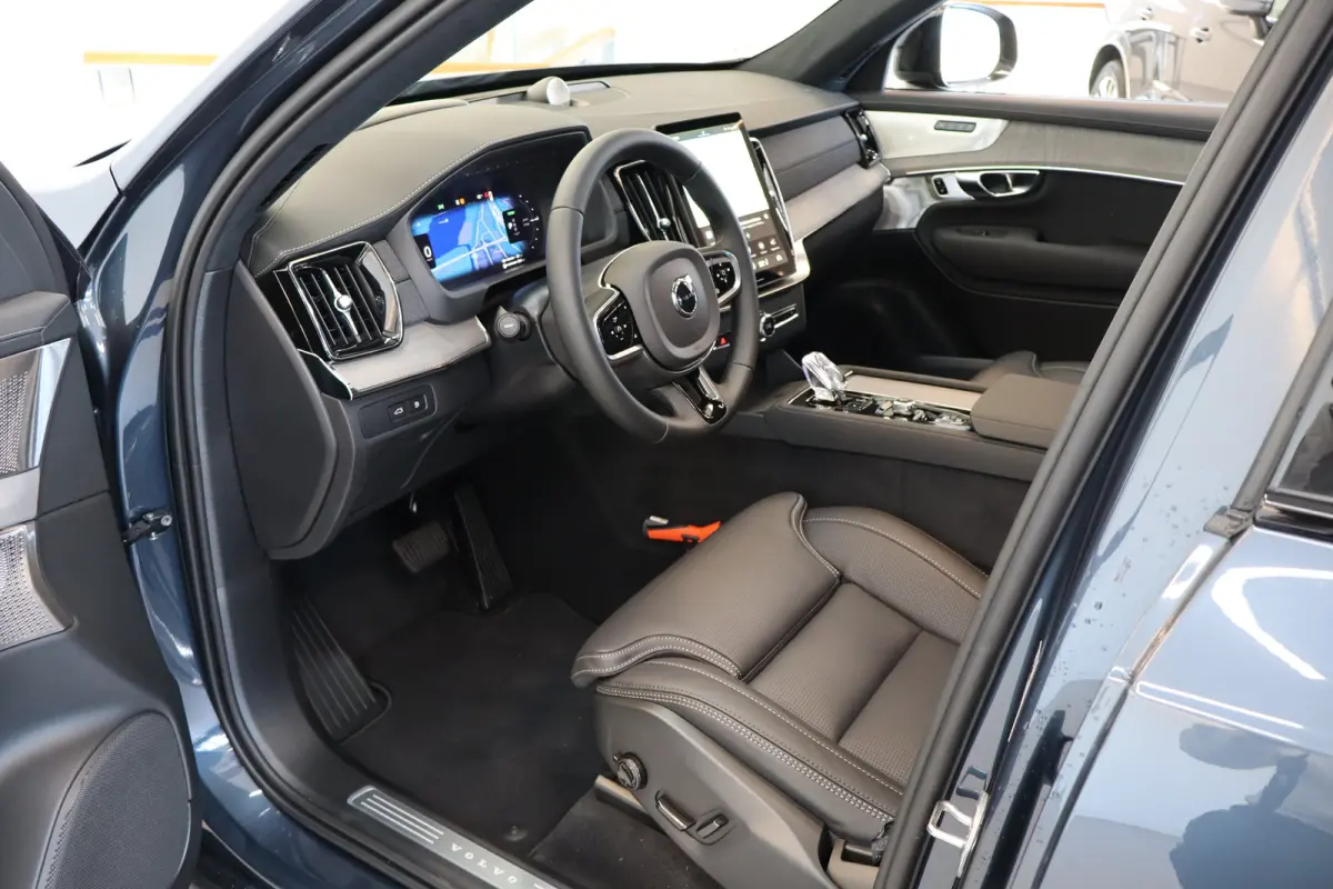 T8 406PK AWD Ultra Dark Executive B&W | 22" | Luchtvering | Massage/ventilatie | Full Option!