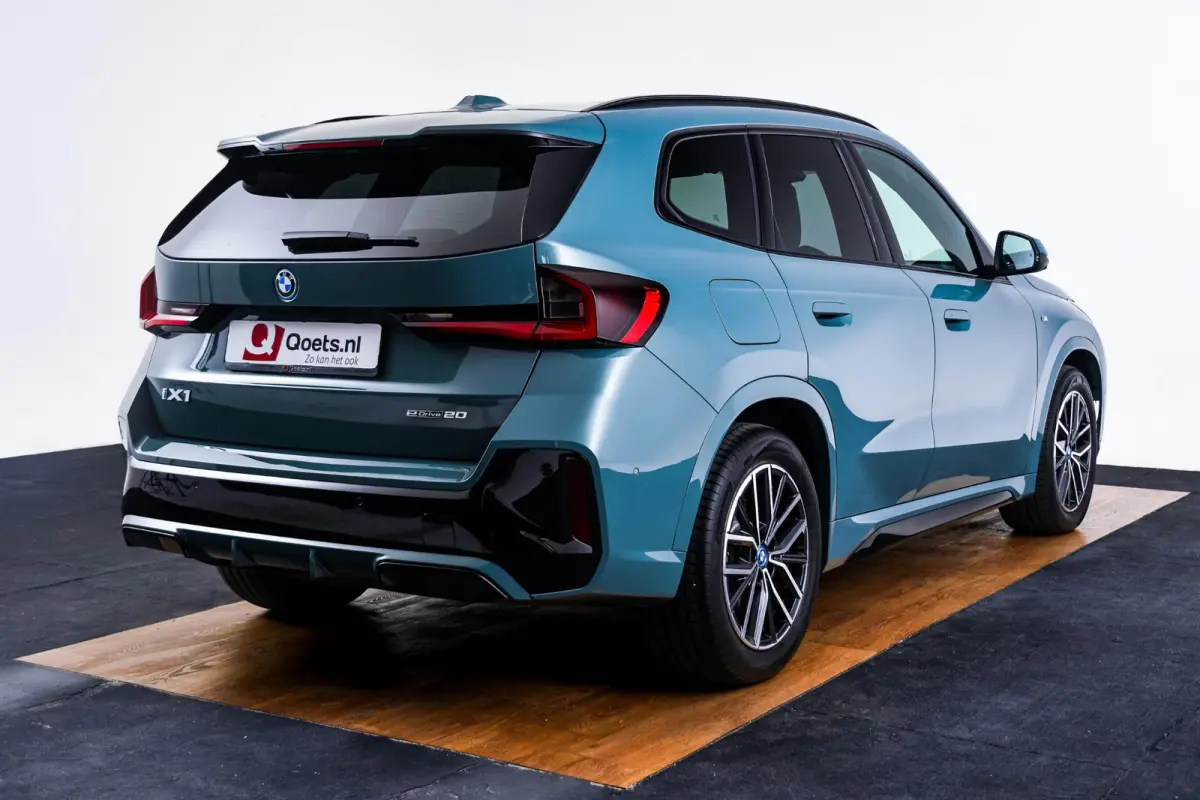 eDrive20 67 kWh M Sport Edition Panoramadak - Sportstoelen - Elektrisch verwarmde voorstoelen - Getinte Ruiten - Parking/Driving Assistant Plus - Head up - Comfort Access -