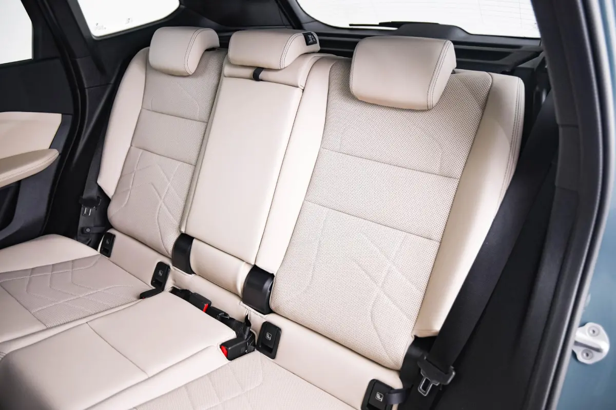 eDrive20 67 kWh M Sport Edition Panoramadak - Sportstoelen - Elektrisch verwarmde voorstoelen - Getinte Ruiten - Parking/Driving Assistant Plus - Head up - Comfort Access -