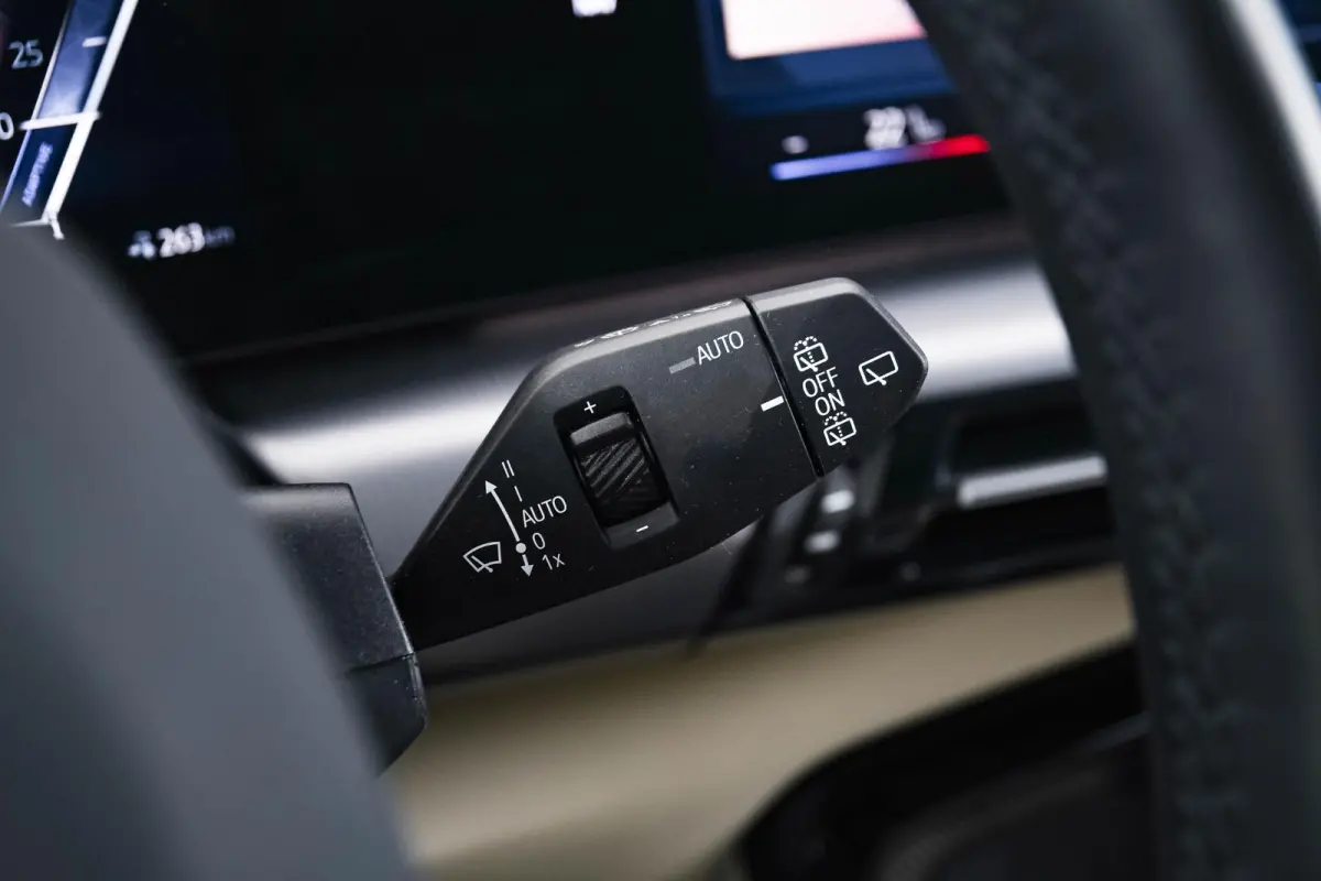 eDrive20 67 kWh M Sport Edition Panoramadak - Sportstoelen - Elektrisch verwarmde voorstoelen - Getinte Ruiten - Parking/Driving Assistant Plus - Head up - Comfort Access -