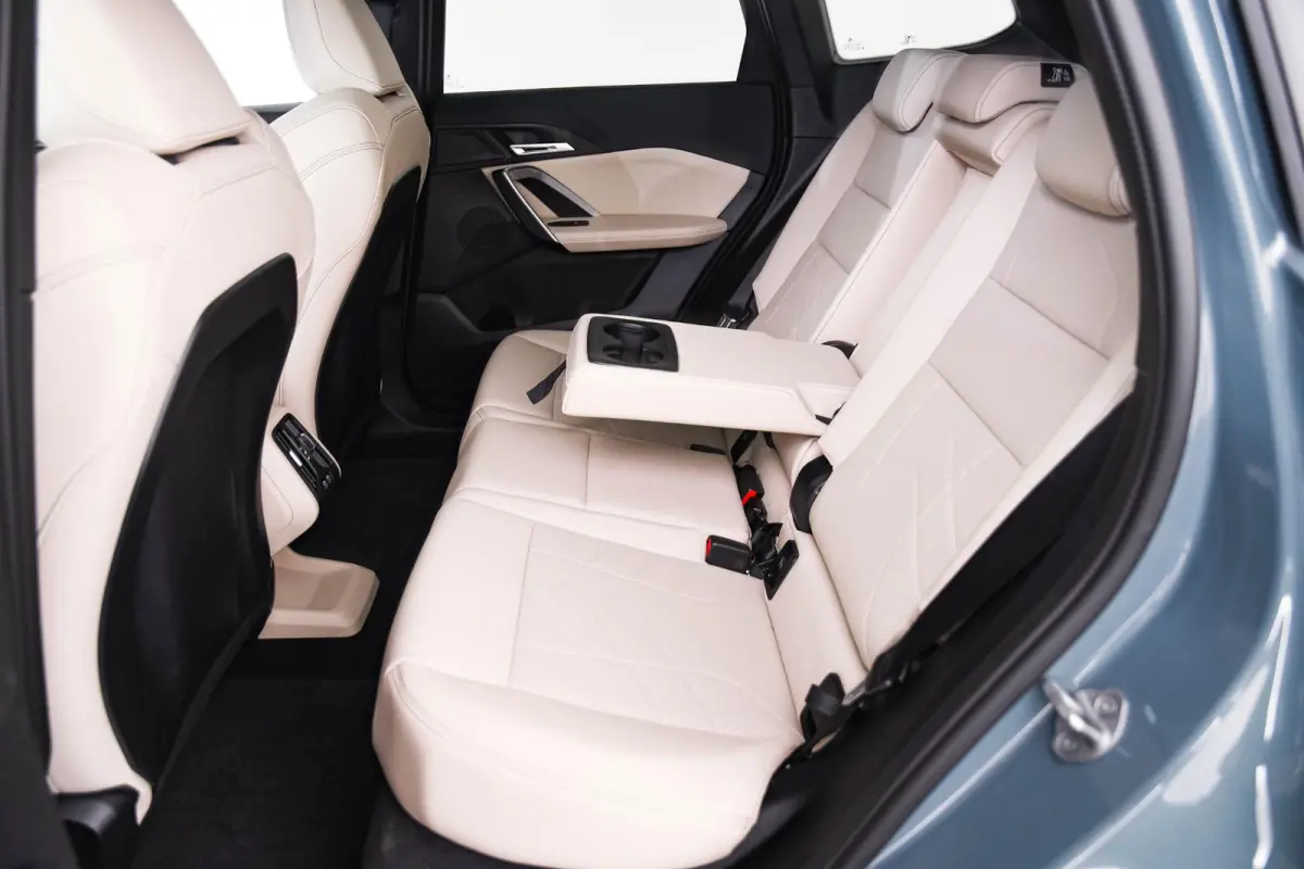 eDrive20 67 kWh M Sport Edition Panoramadak - Sportstoelen - Elektrisch verwarmde voorstoelen - Getinte Ruiten - Parking/Driving Assistant Plus - Head up - Comfort Access -