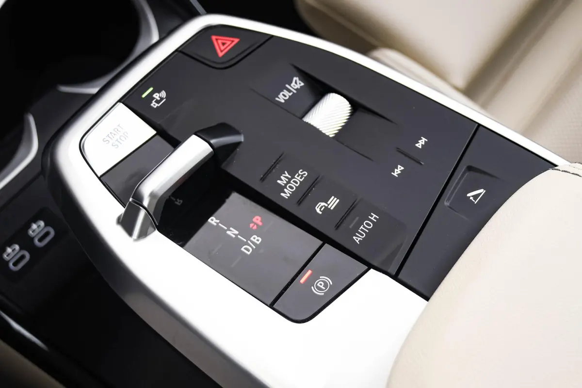 eDrive20 67 kWh M Sport Edition Panoramadak - Sportstoelen - Elektrisch verwarmde voorstoelen - Getinte Ruiten - Parking/Driving Assistant Plus - Head up - Comfort Access -