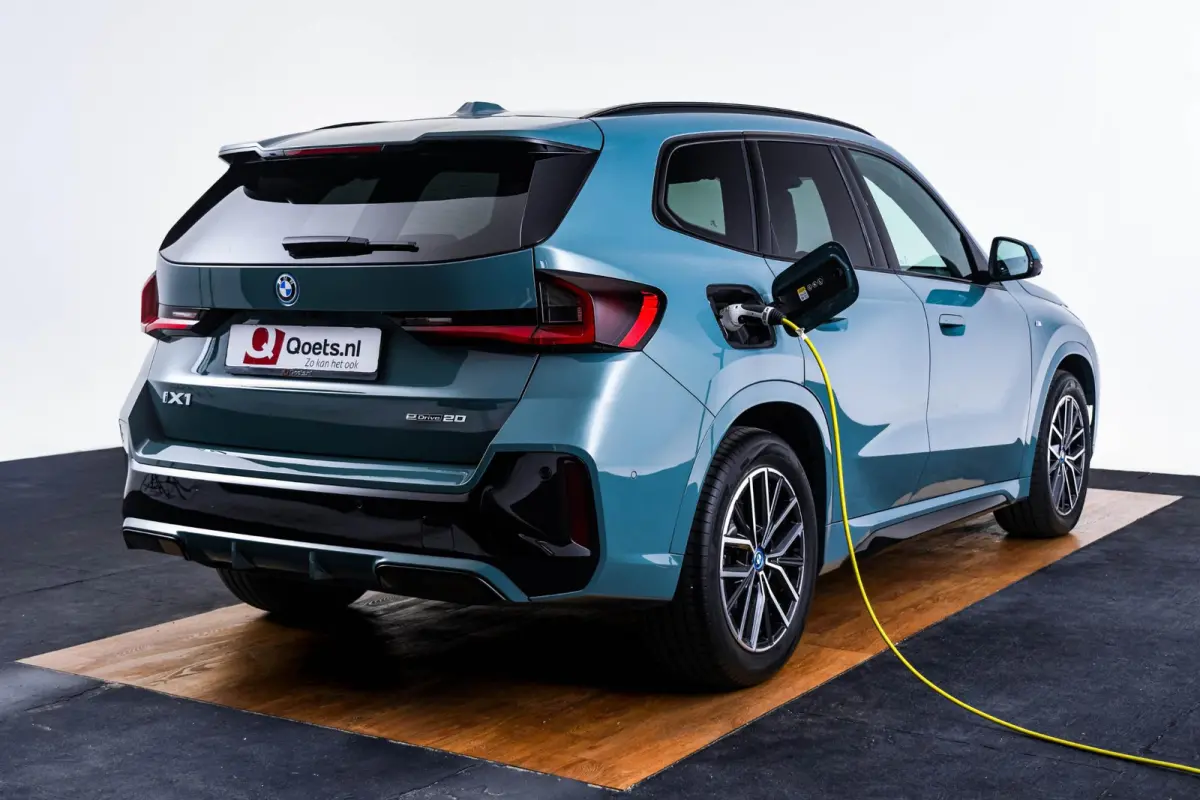 eDrive20 67 kWh M Sport Edition Panoramadak - Sportstoelen - Elektrisch verwarmde voorstoelen - Getinte Ruiten - Parking/Driving Assistant Plus - Head up - Comfort Access -