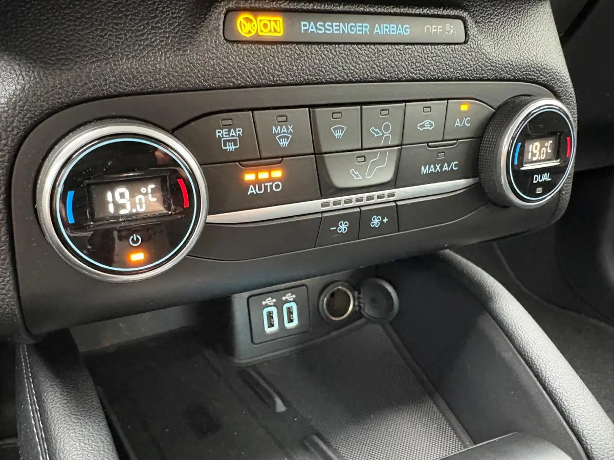 125PK EcoB. Automaat Titanium Carplay-android/Navigatie/Parkeerhulp/Camera/Keyfree