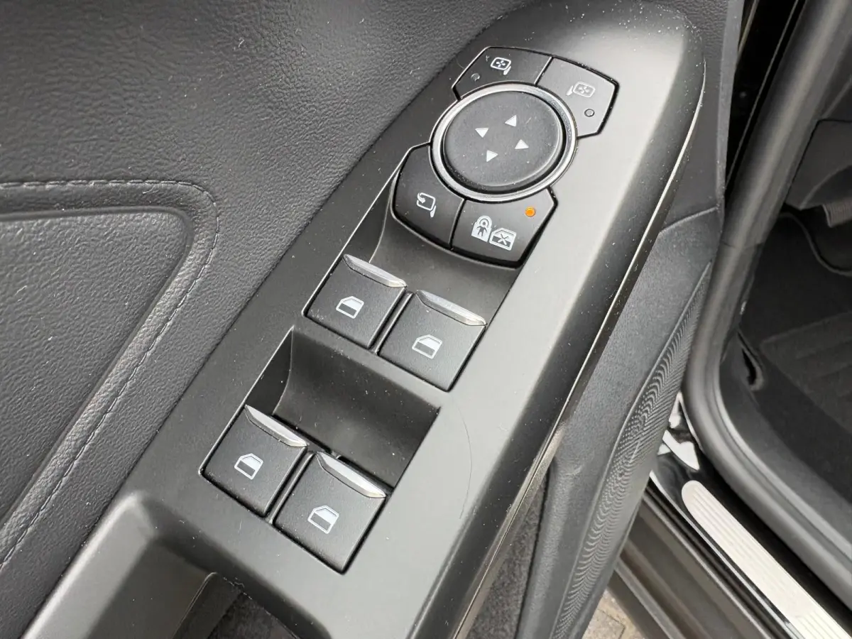 125PK EcoB. Automaat Titanium Carplay-android/Navigatie/Parkeerhulp/Camera/Keyfree