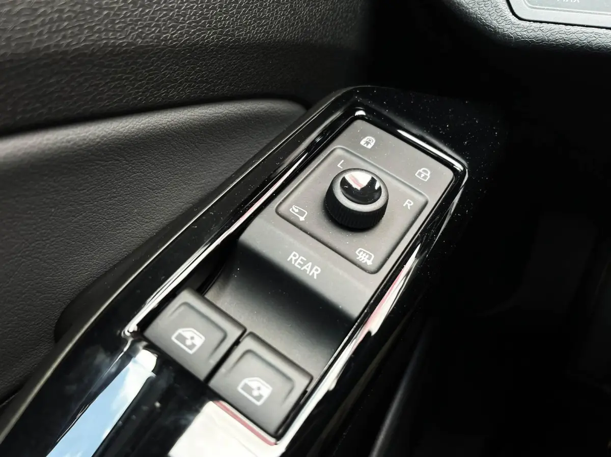 286pk Pro Limited Edition 77 kWh | App Connect | Navigatie | Stoelverwarming