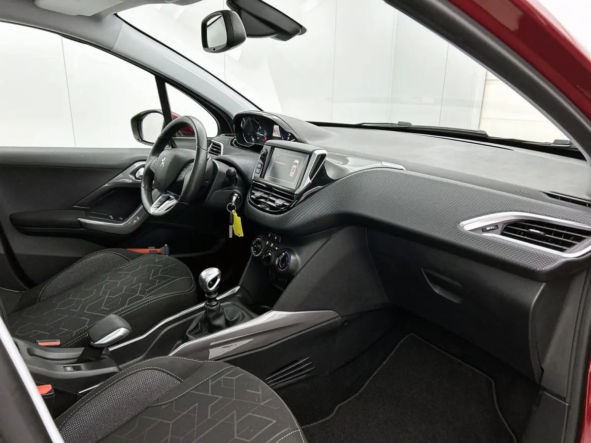 1.2 130pk Blue Lion | Trekhaak | Panoramadak | Navigatie | Parkeersensoren | Cruise control | Airco | Lichtmetalen velgen | DAB | Bluetooth |