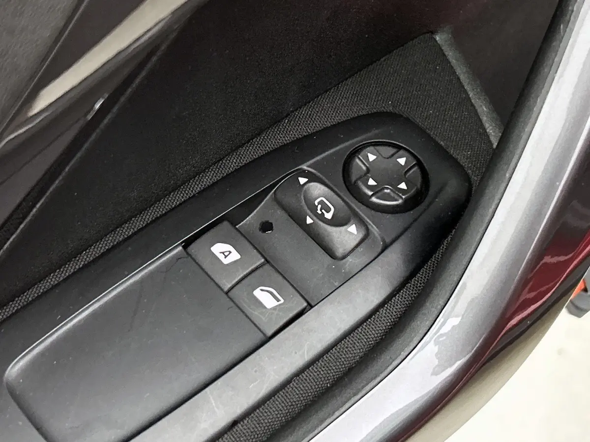 1.2 130pk Blue Lion | Trekhaak | Panoramadak | Navigatie | Parkeersensoren | Cruise control | Airco | Lichtmetalen velgen | DAB | Bluetooth |