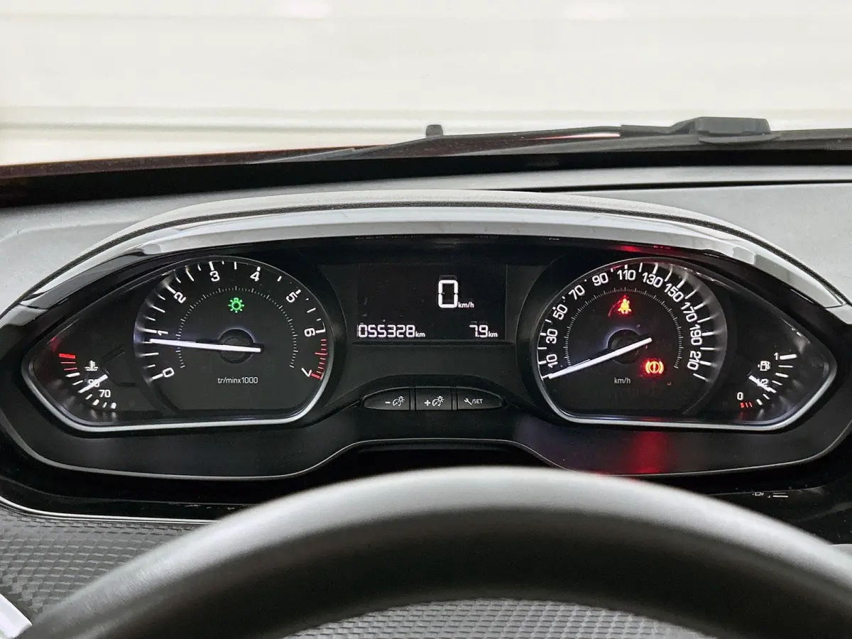 1.2 130pk Blue Lion | Trekhaak | Panoramadak | Navigatie | Parkeersensoren | Cruise control | Airco | Lichtmetalen velgen | DAB | Bluetooth |