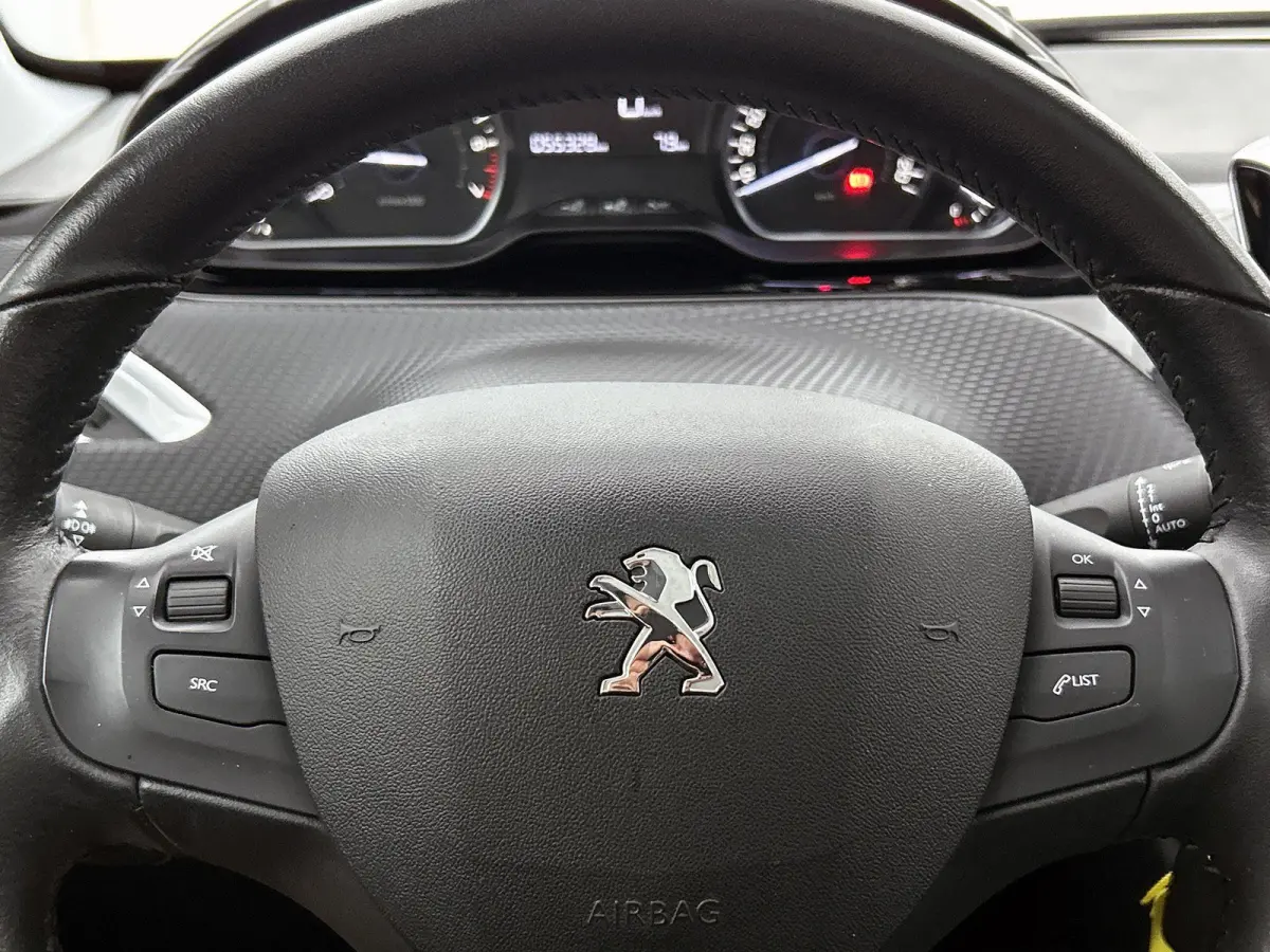 1.2 130pk Blue Lion | Trekhaak | Panoramadak | Navigatie | Parkeersensoren | Cruise control | Airco | Lichtmetalen velgen | DAB | Bluetooth |