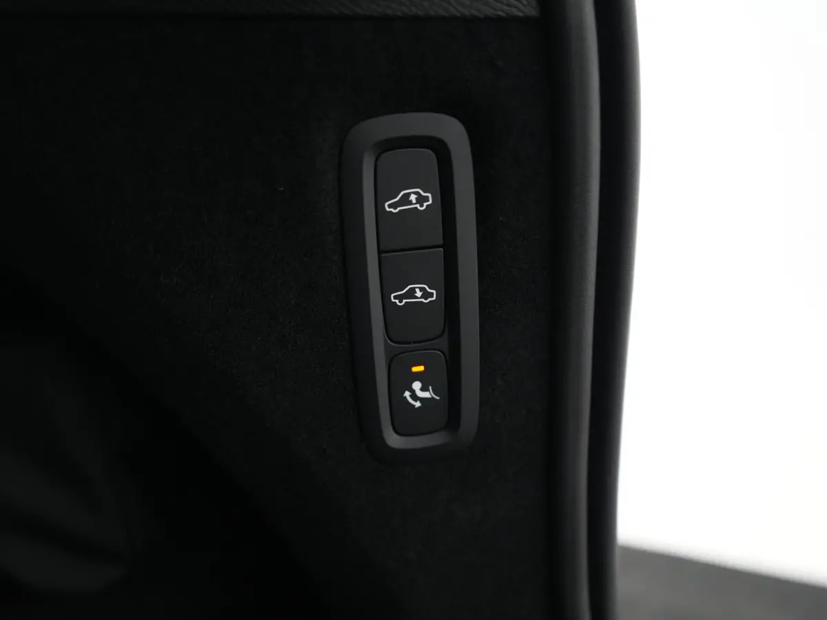T8 Recharge AWD Ultra Dark Executive Edition | Luchtvering | Bowers & Wilkins | 360° Camera | Head-Up | Panoramadak | 22" | Stoelventilatie