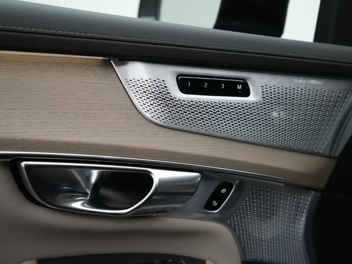 T8 Recharge AWD Ultra Dark Executive Edition | Luchtvering | Bowers & Wilkins | 360° Camera | Head-Up | Panoramadak | 22" | Stoelventilatie