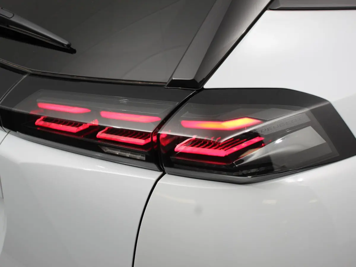 EV Allure Pack 54 kWh Navigatie Apple Carplay/Android Auto Climate Control Parkeer sensoren Lichtmetalen Velgen