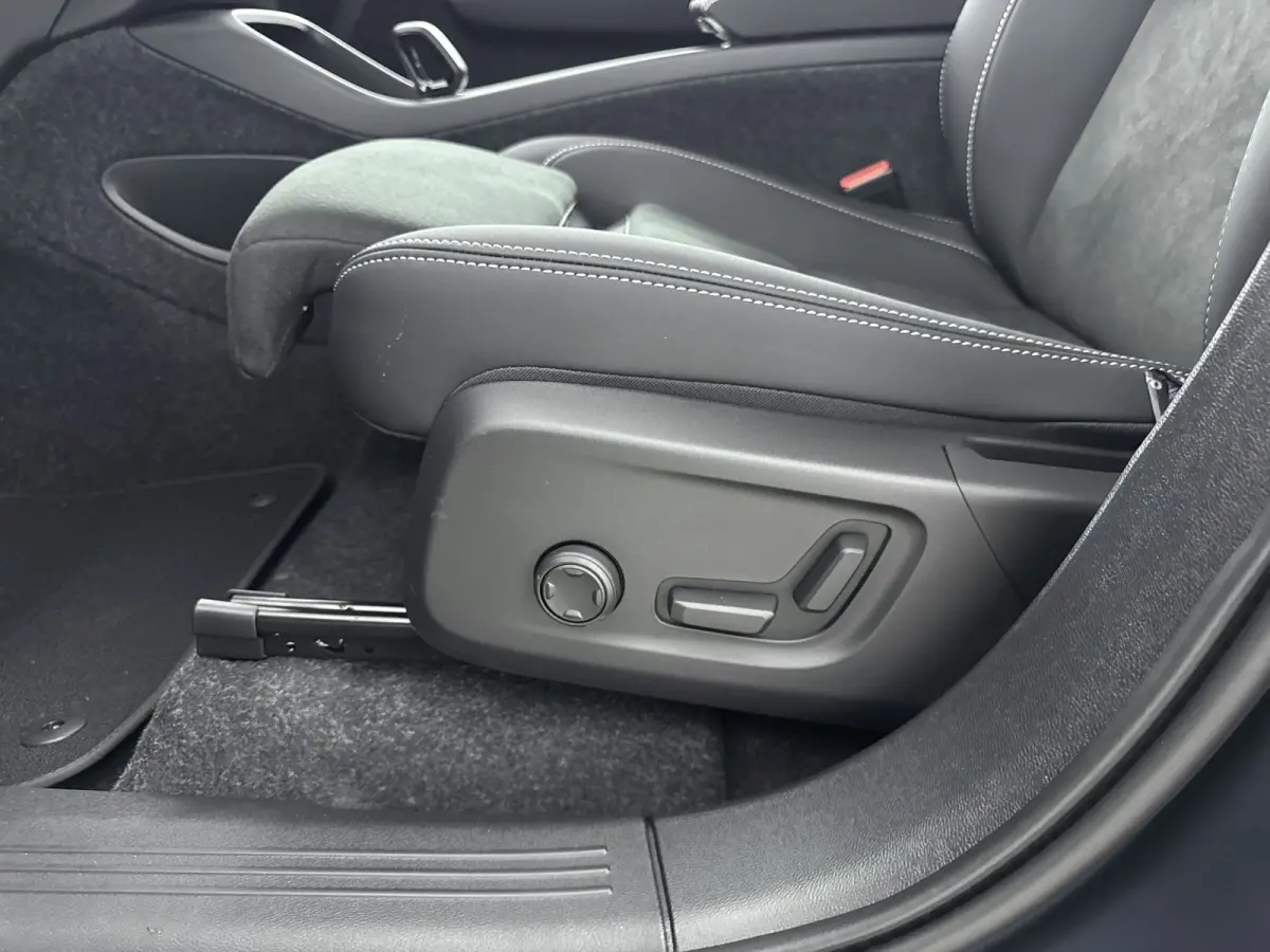 Single Motor Ext. Range Ultra Black Edition. Europa 82 kWh | Achterbank verwarmd | Apple Carplay/Android Auto|telefoonintegratie premium | Comfortstoel(en)