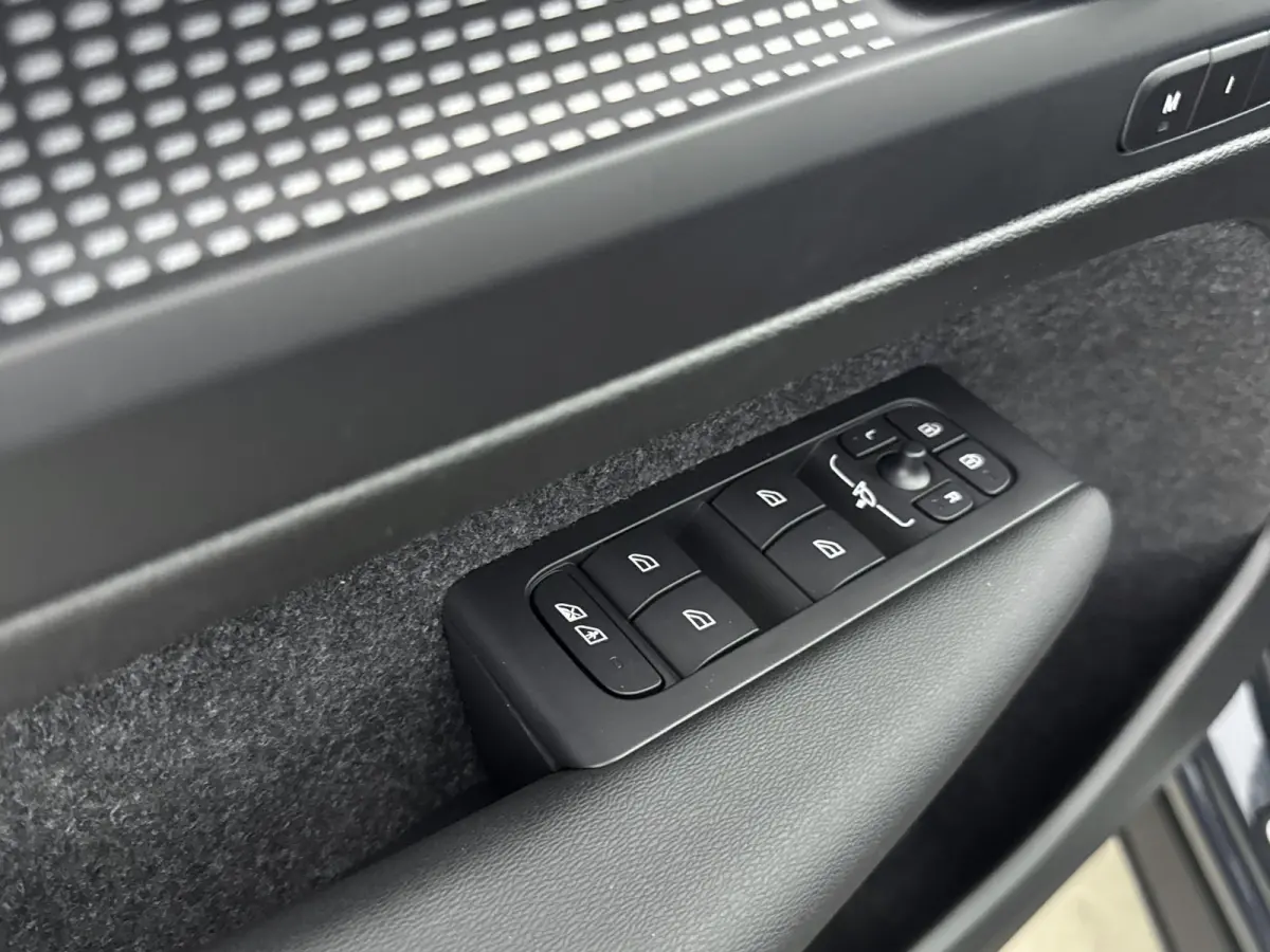 Single Motor Ext. Range Ultra Black Edition. Europa 82 kWh | Achterbank verwarmd | Apple Carplay/Android Auto|telefoonintegratie premium | Comfortstoel(en)