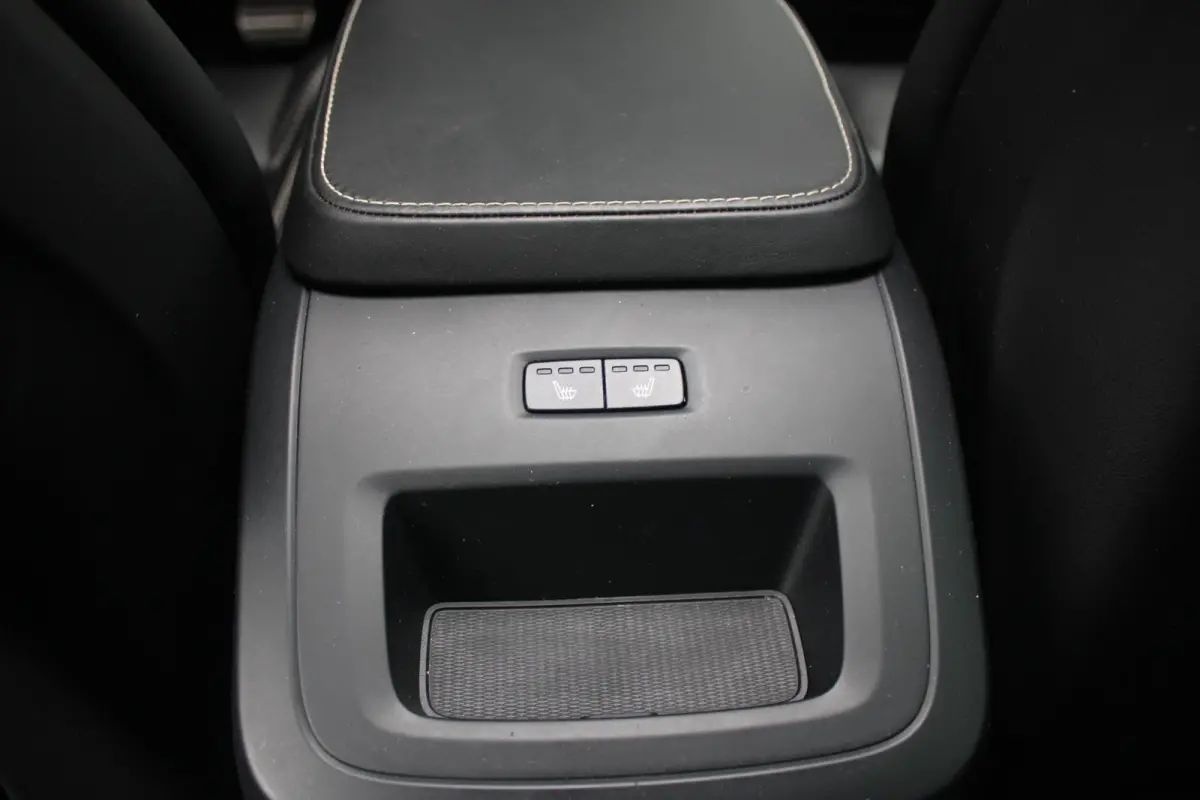 2.0 T4 210PK R-DESIGN POLESTAR ENGINEERD | LUXURY LINE - PANORAMISCH SCHUIF/KANTEL DAK/HEAD-UP DISPLAY/PARK ASSIST CAMERA ACHTER/MET LEER BEKLEED DASHBOARD | PREMIUM AUDIO BY HARMAN KARDON P