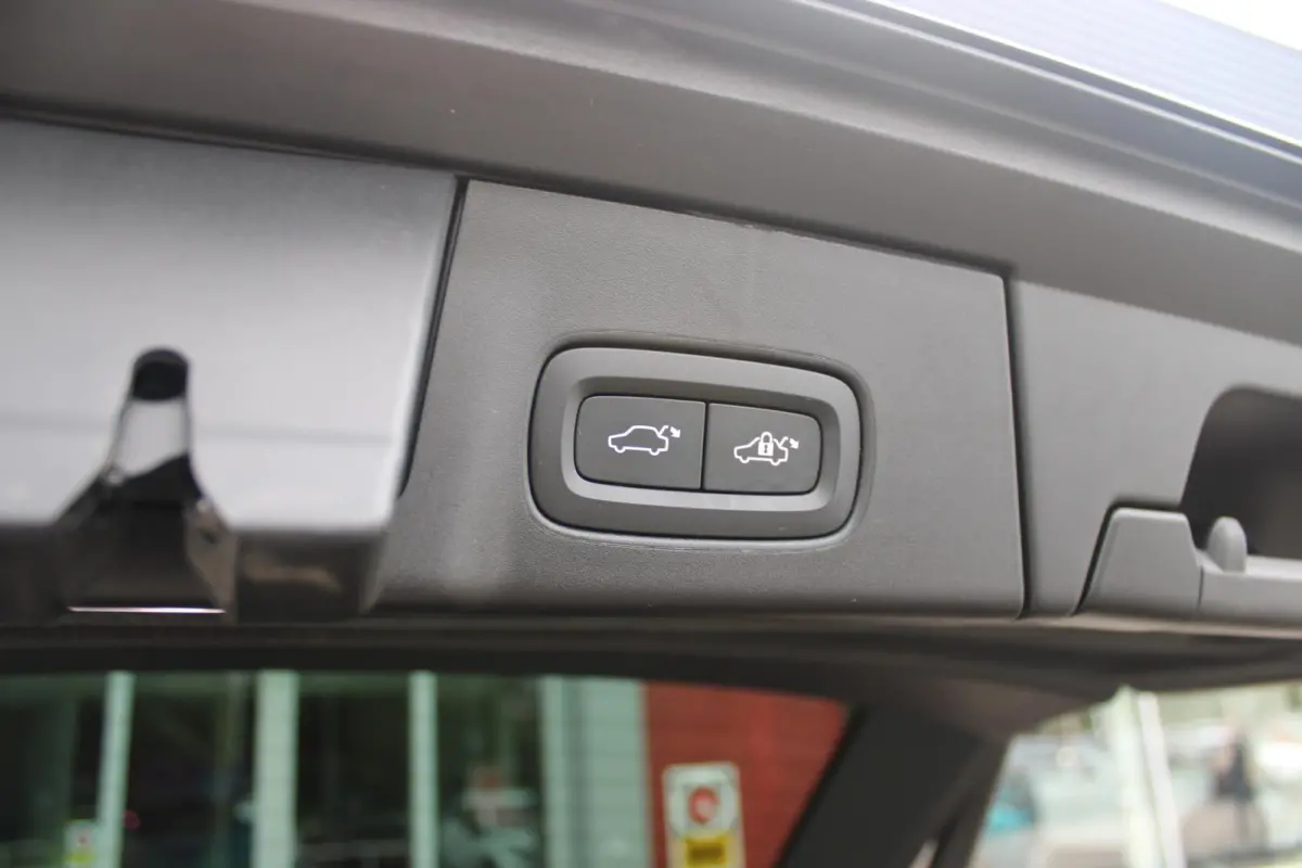 2.0 T4 210PK R-DESIGN POLESTAR ENGINEERD | LUXURY LINE - PANORAMISCH SCHUIF/KANTEL DAK/HEAD-UP DISPLAY/PARK ASSIST CAMERA ACHTER/MET LEER BEKLEED DASHBOARD | PREMIUM AUDIO BY HARMAN KARDON P