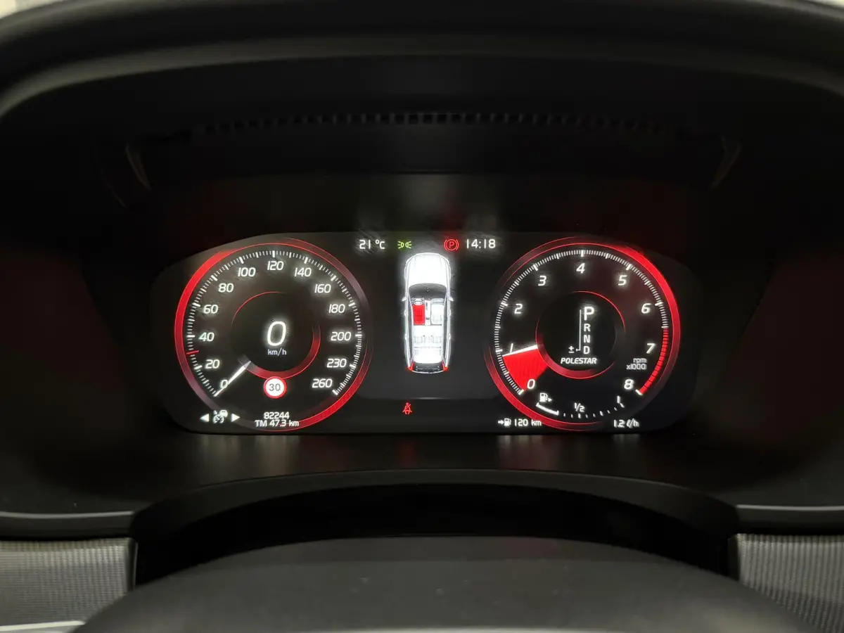 2.0 T4 210PK R-DESIGN POLESTAR ENGINEERD | LUXURY LINE - PANORAMISCH SCHUIF/KANTEL DAK/HEAD-UP DISPLAY/PARK ASSIST CAMERA ACHTER/MET LEER BEKLEED DASHBOARD | PREMIUM AUDIO BY HARMAN KARDON P