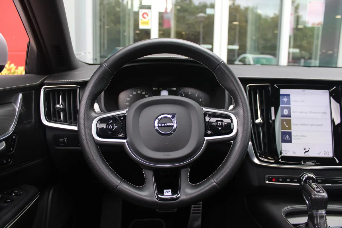2.0 T4 210PK R-DESIGN POLESTAR ENGINEERD | LUXURY LINE - PANORAMISCH SCHUIF/KANTEL DAK/HEAD-UP DISPLAY/PARK ASSIST CAMERA ACHTER/MET LEER BEKLEED DASHBOARD | PREMIUM AUDIO BY HARMAN KARDON P