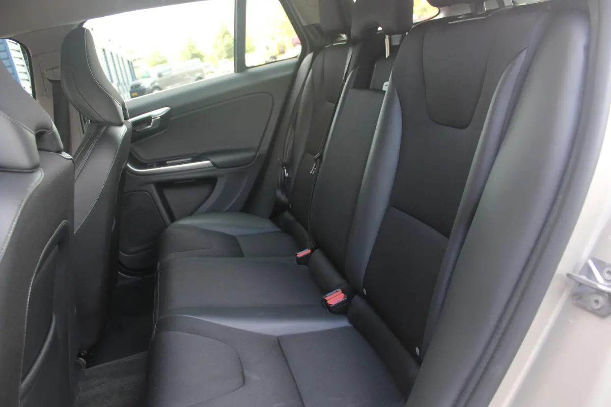 2.0 T4 210PK R-DESIGN POLESTAR ENGINEERD | LUXURY LINE - PANORAMISCH SCHUIF/KANTEL DAK/HEAD-UP DISPLAY/PARK ASSIST CAMERA ACHTER/MET LEER BEKLEED DASHBOARD | PREMIUM AUDIO BY HARMAN KARDON P
