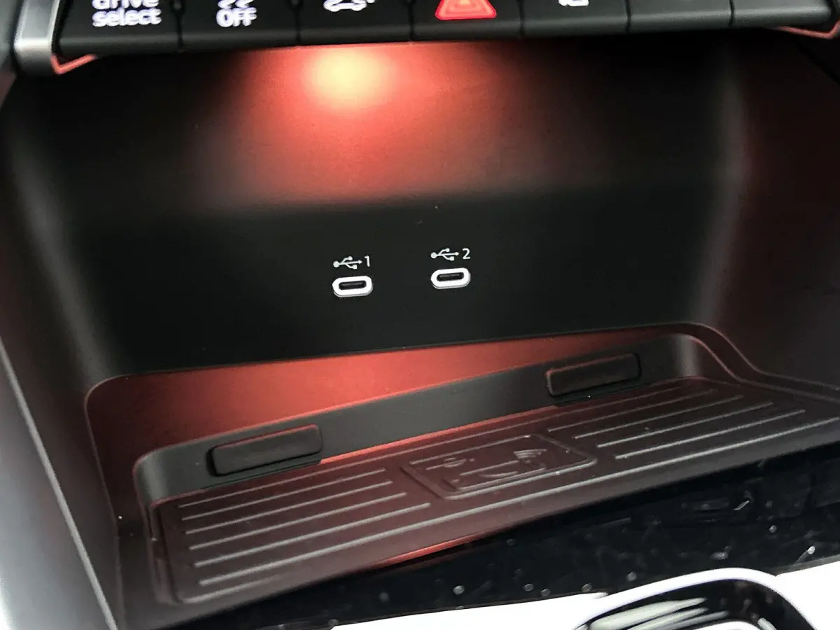 40 TFSI e S edition 204 PK l Adaptive cruise control l Camera l Navigatie l Stoelverwarming l Audi sound system l Audi virtual cockpit plus l Licht- en regensensor l Apple Carplay / Android 