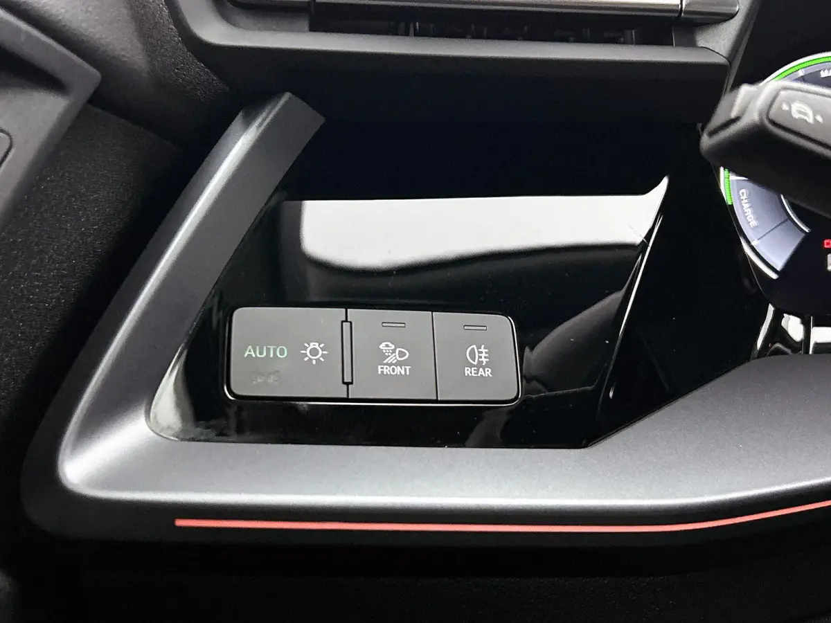 40 TFSI e S edition 204 PK l Adaptive cruise control l Camera l Navigatie l Stoelverwarming l Audi sound system l Audi virtual cockpit plus l Licht- en regensensor l Apple Carplay / Android 