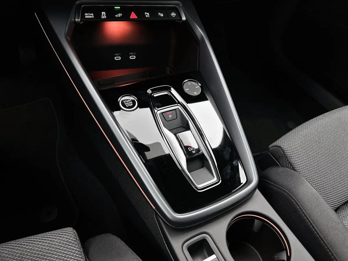 40 TFSI e S edition 204 PK l Adaptive cruise control l Camera l Navigatie l Stoelverwarming l Audi sound system l Audi virtual cockpit plus l Licht- en regensensor l Apple Carplay / Android 