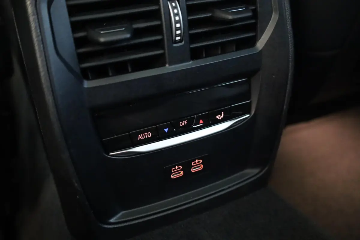 320e M Sportpakket | Panoramadak | SOH 92,8% | Getint glas | Adaptief M Onderstel