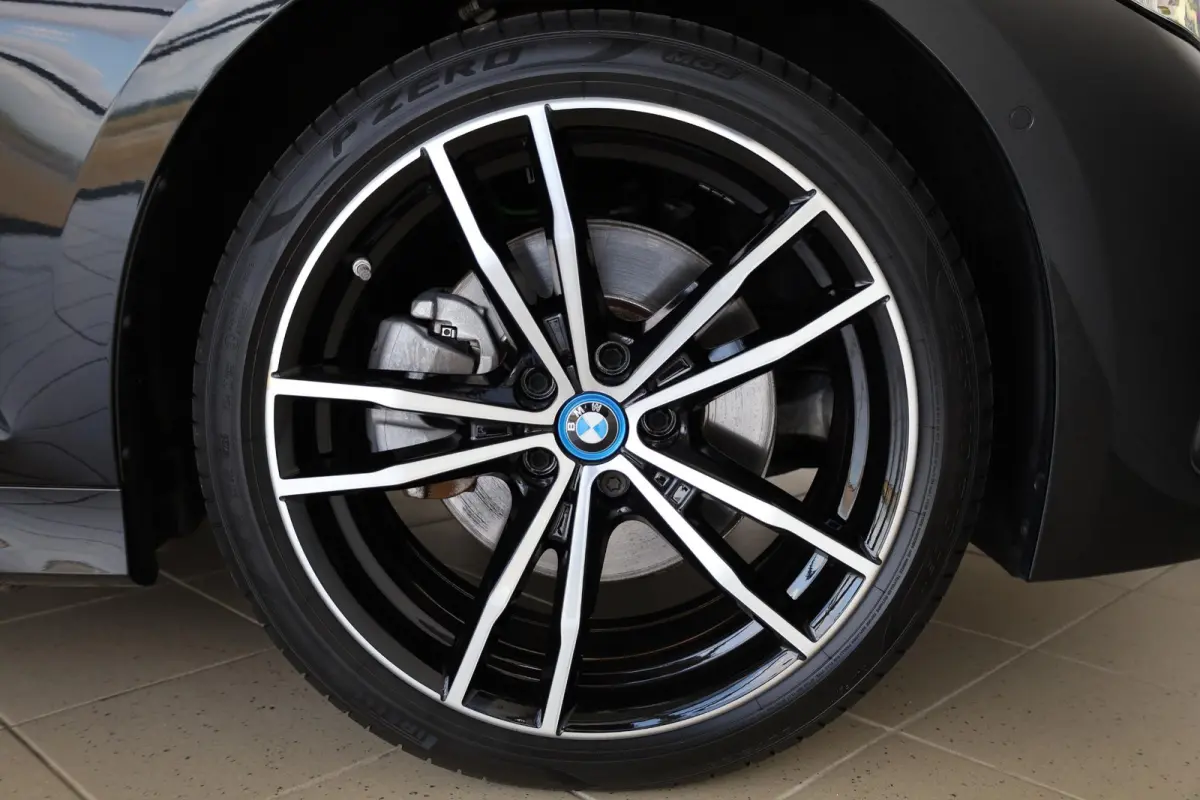 320e M Sportpakket | Panoramadak | SOH 92,8% | Getint glas | Adaptief M Onderstel