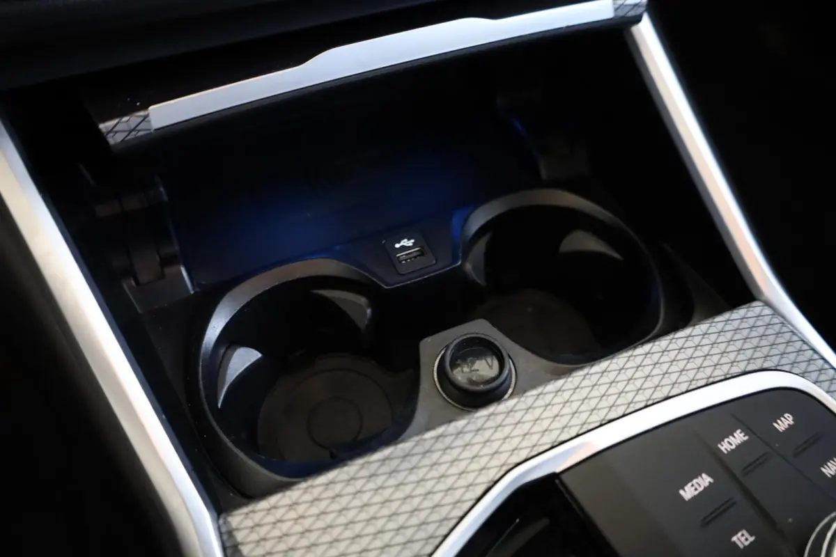 320e M Sportpakket | Panoramadak | SOH 92,8% | Getint glas | Adaptief M Onderstel