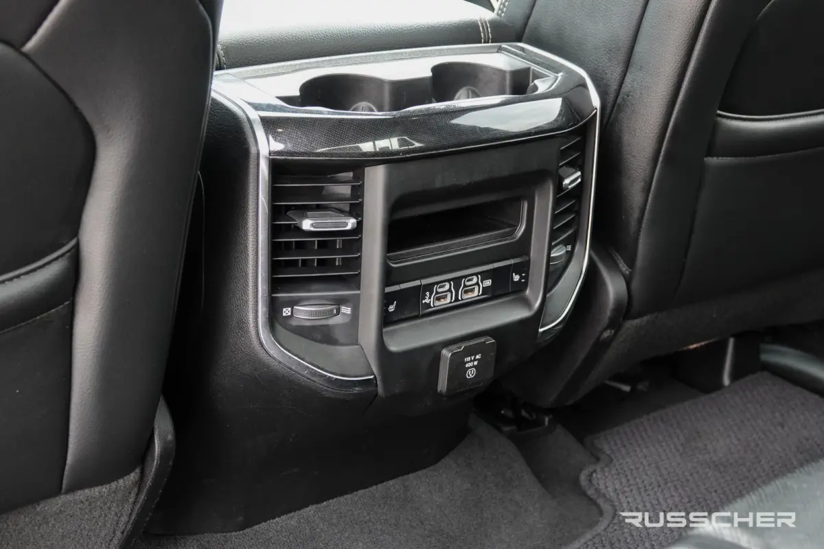 1500 5.7 Hemi V8 401Pk 4x4 Crew Cab | Laramie | Luchtvering | Panoramadak | Trekhaak | 22''