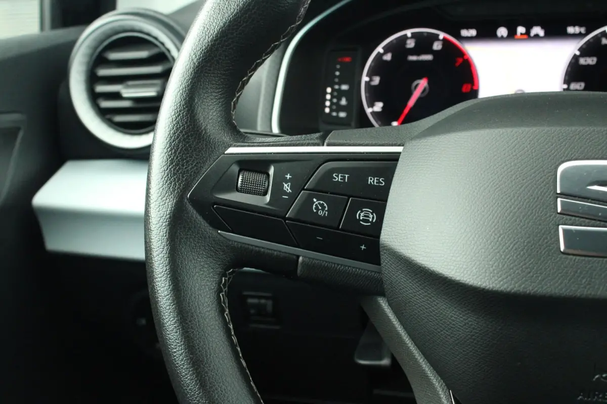 1.0 EcoTSI 95pk Style Business Connect | Navigatie | Apple CarPlay/ Android Auto | Stoelverwarming | Digitaal Cockpit | Cruise Control | Parkeersensoren Voor/ Achter