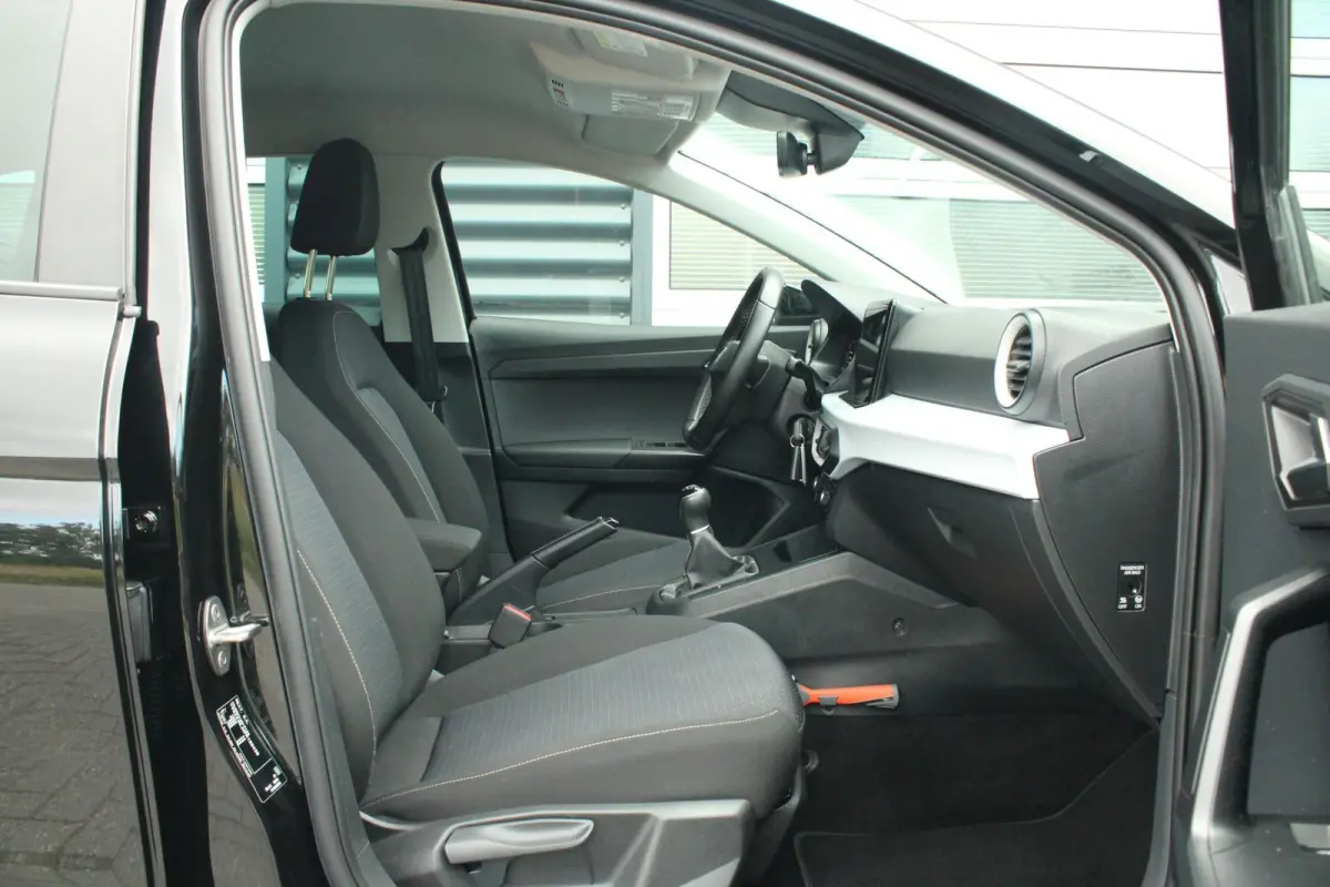 1.0 EcoTSI 95pk Style Business Connect | Navigatie | Apple CarPlay/ Android Auto | Stoelverwarming | Digitaal Cockpit | Cruise Control | Parkeersensoren Voor/ Achter