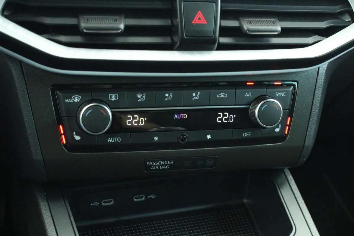 1.0 EcoTSI 95pk Style Business Connect | Navigatie | Apple CarPlay/ Android Auto | Stoelverwarming | Digitaal Cockpit | Cruise Control | Parkeersensoren Voor/ Achter