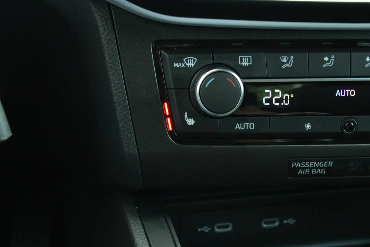 1.0 EcoTSI 95pk Style Business Connect | Navigatie | Apple CarPlay/ Android Auto | Stoelverwarming | Digitaal Cockpit | Cruise Control | Parkeersensoren Voor/ Achter