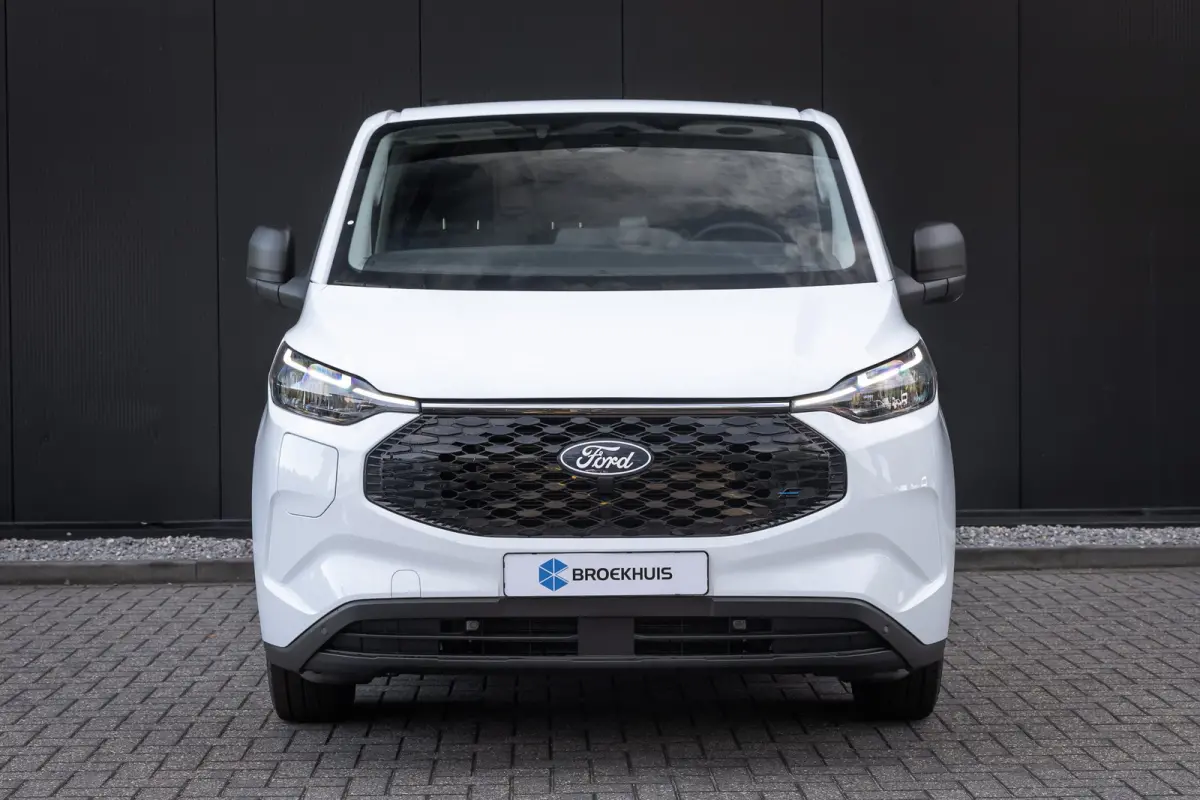 320 L1H1 Trend 71kWh 71kWH | Grotere Accu | Carplay | 2300kg trekgewicht |