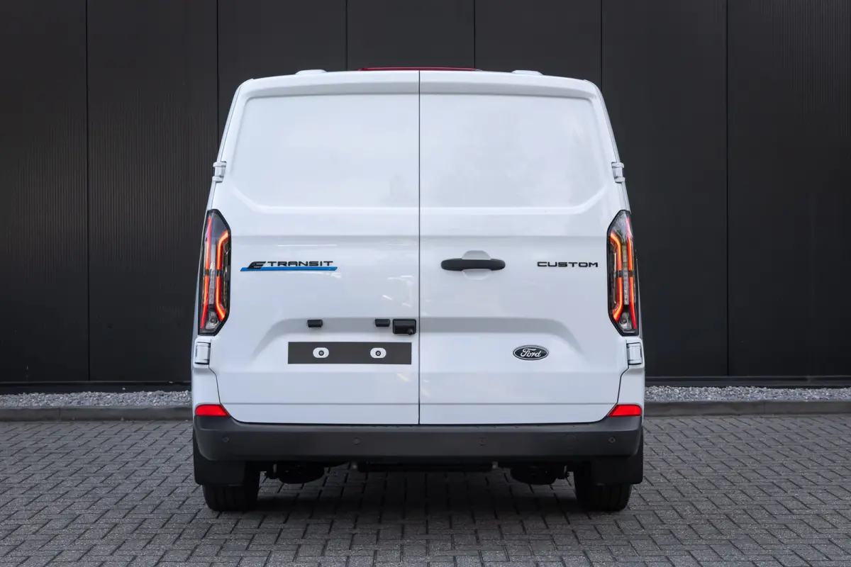 320 L1H1 Trend 71kWh 71kWH | Grotere Accu | Carplay | 2300kg trekgewicht |