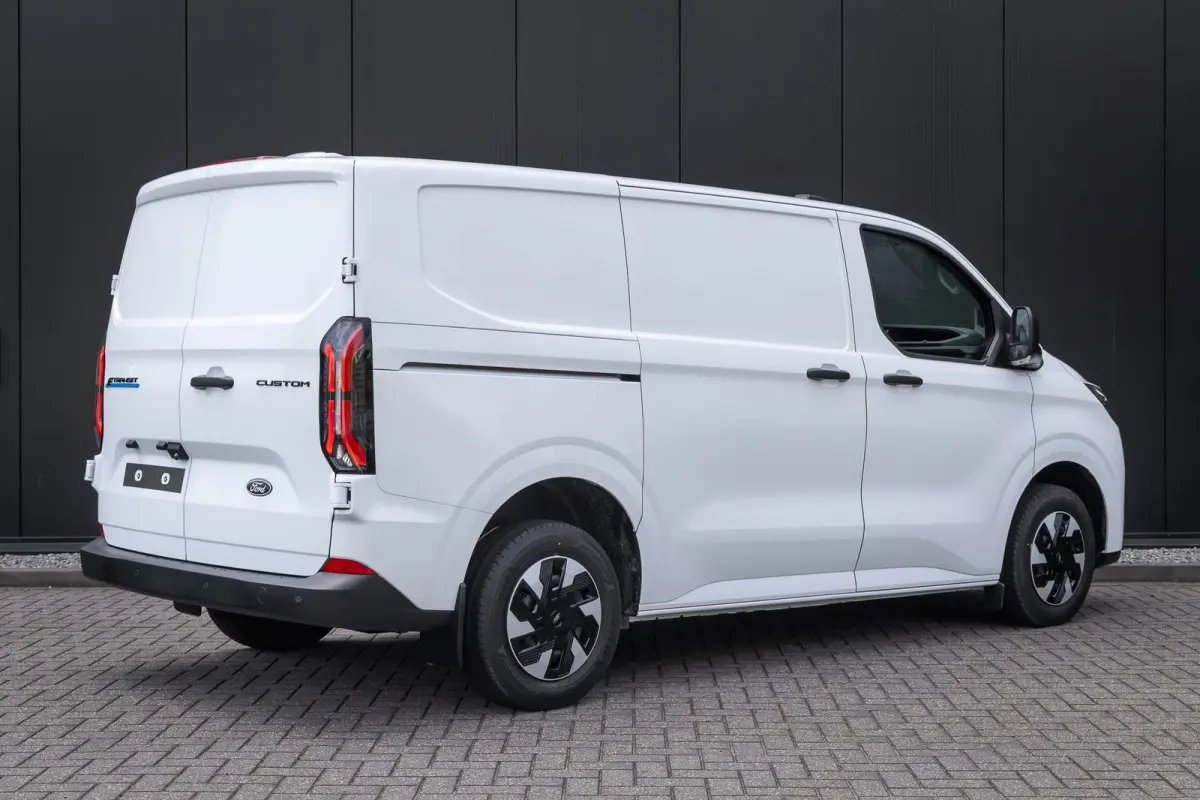 320 L1H1 Trend 71kWh 71kWH | Grotere Accu | Carplay | 2300kg trekgewicht |