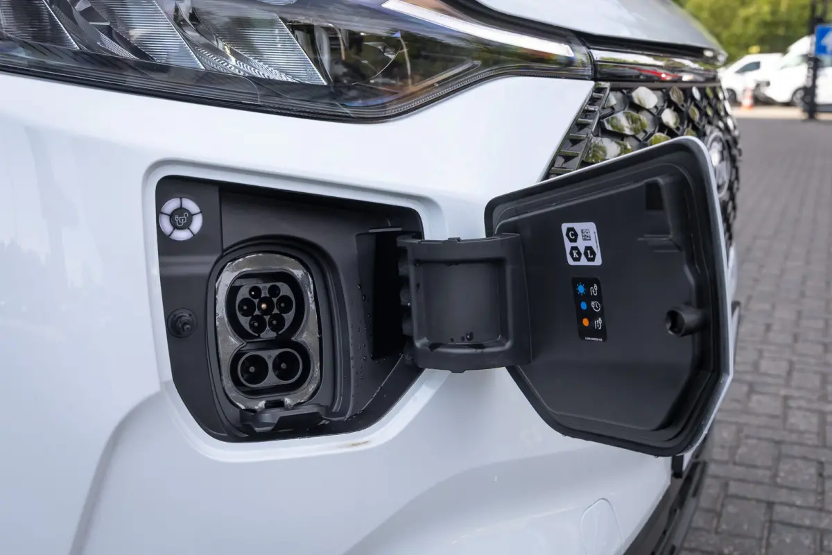 320 L1H1 Trend 71kWh 71kWH | Grotere Accu | Carplay | 2300kg trekgewicht |