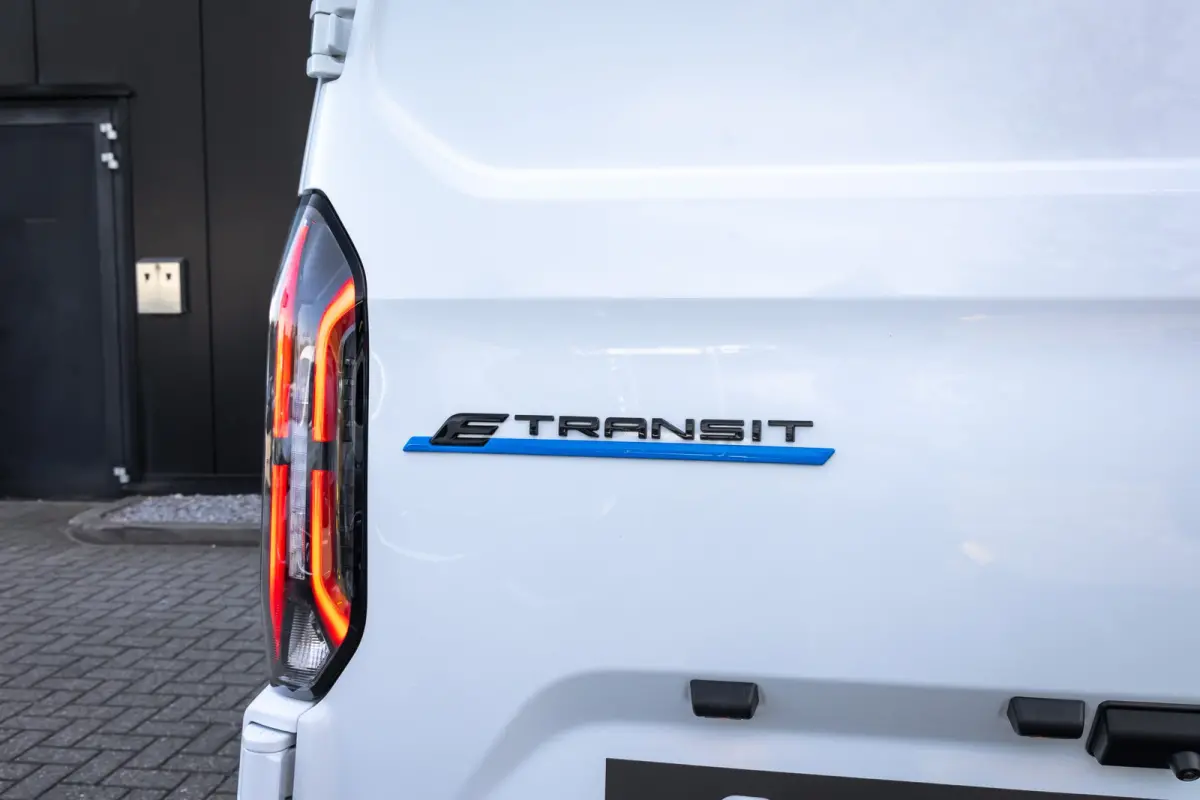 320 L1H1 Trend 71kWh 71kWH | Grotere Accu | Carplay | 2300kg trekgewicht |