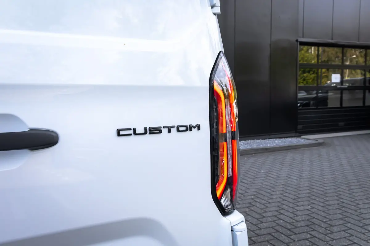 320 L1H1 Trend 71kWh 71kWH | Grotere Accu | Carplay | 2300kg trekgewicht |