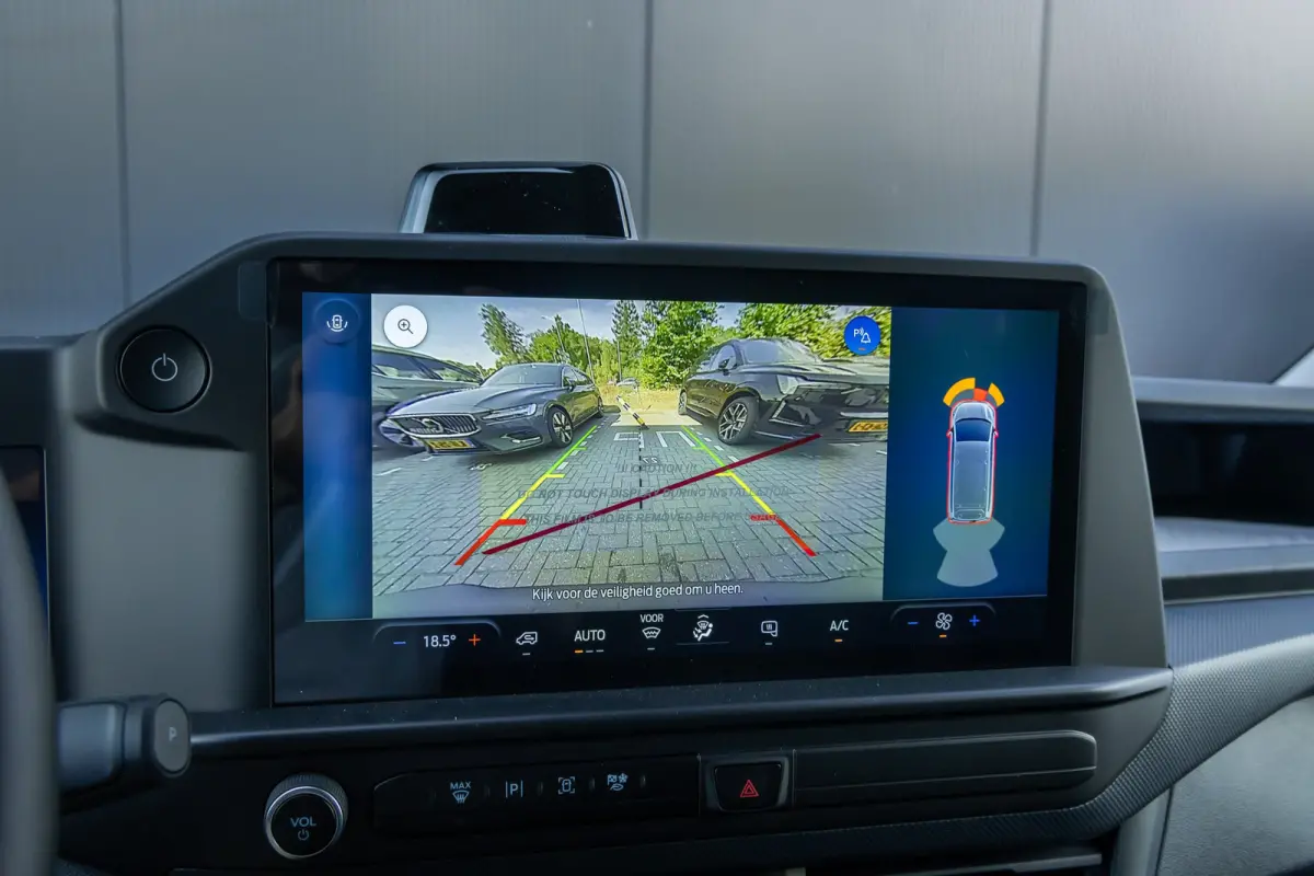 320 L1H1 Trend 71kWh 71kWH | Grotere Accu | Carplay | 2300kg trekgewicht |