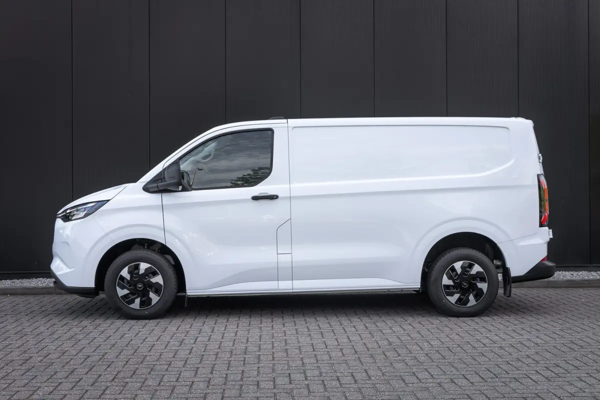 320 L1H1 Trend 71kWh 71kWH | Grotere Accu | Carplay | 2300kg trekgewicht |