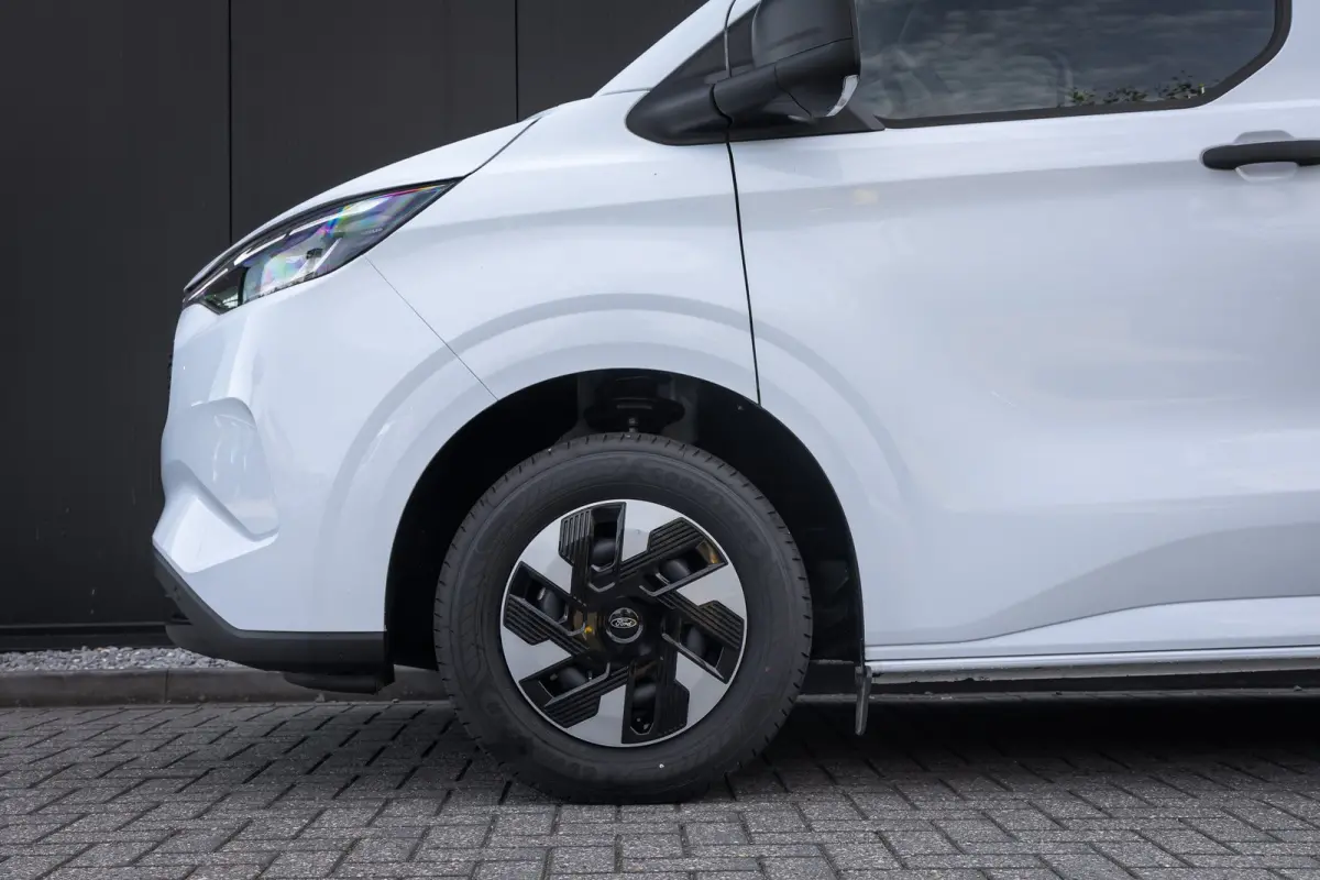 320 L1H1 Trend 71kWh 71kWH | Grotere Accu | Carplay | 2300kg trekgewicht |