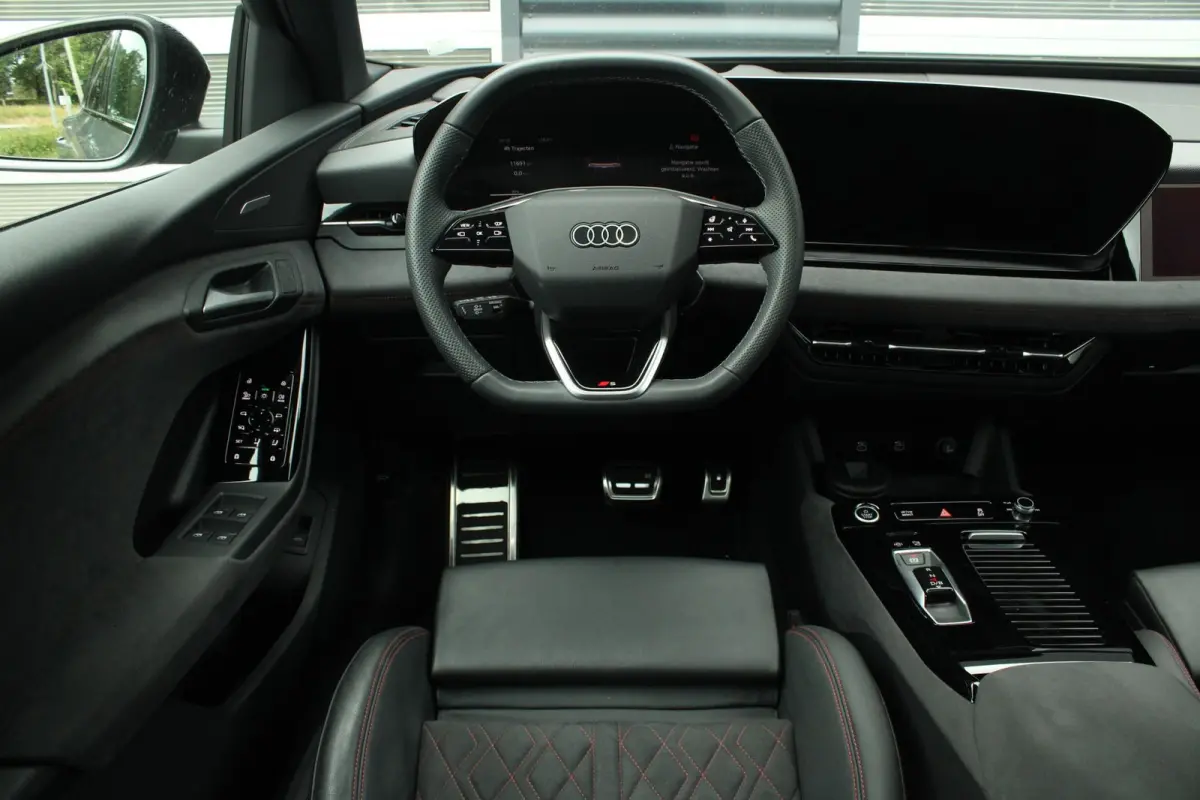388pk quattro S edition 100kWh | Trekhaak | Luchtvering | Panoramadak  | Bang & Olufsen Premium 3D | Stoelverwarming Voor & Achter | Bijrijdersscherm