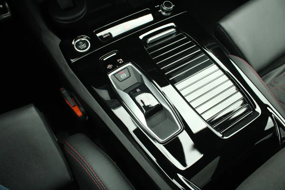 388pk quattro S edition 100kWh | Trekhaak | Luchtvering | Panoramadak  | Bang & Olufsen Premium 3D | Stoelverwarming Voor & Achter | Bijrijdersscherm